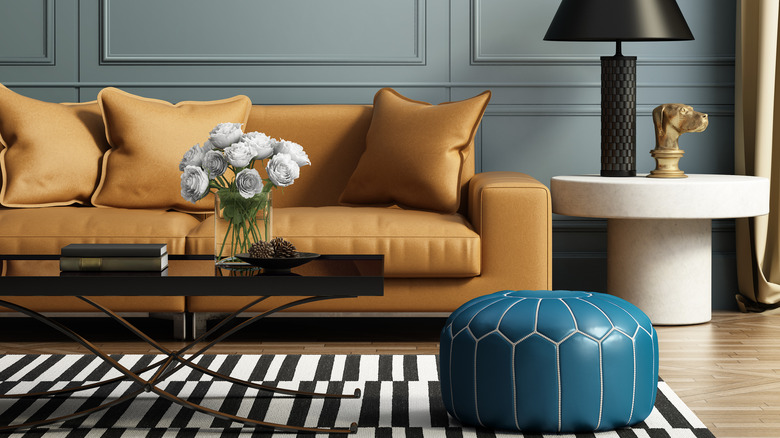 phòng khách với tấm thảm sọc