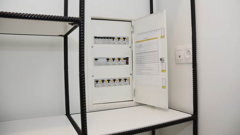 hộp cầu dao điện trên tường