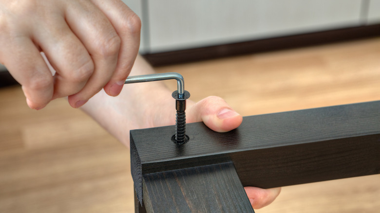 Sử dụng cờ lê lục giác để lắp ráp