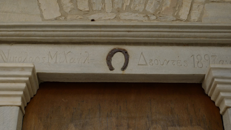 móng ngựa treo trên tòa nhà cổ