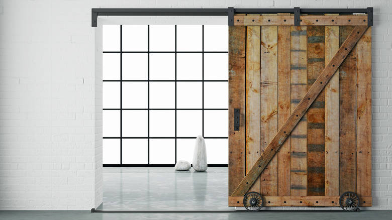 cửa chuồng khai hoang với phần cứng bằng sắt