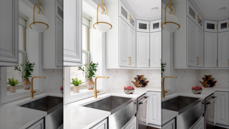 vật cố định màu vàng phía trên bồn rửa nhà bếp