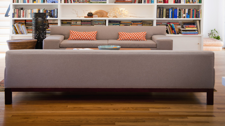 tủ sách màu trắng ngăn xếp ngang và dọc