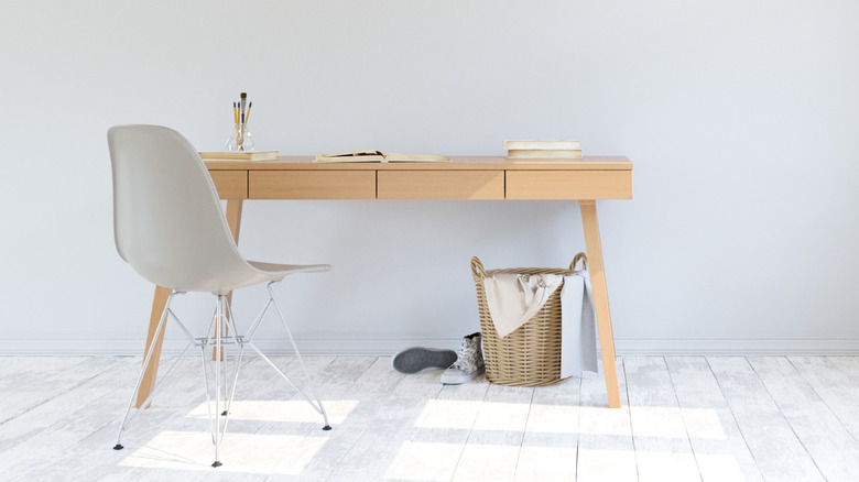 bàn hướng vào tường