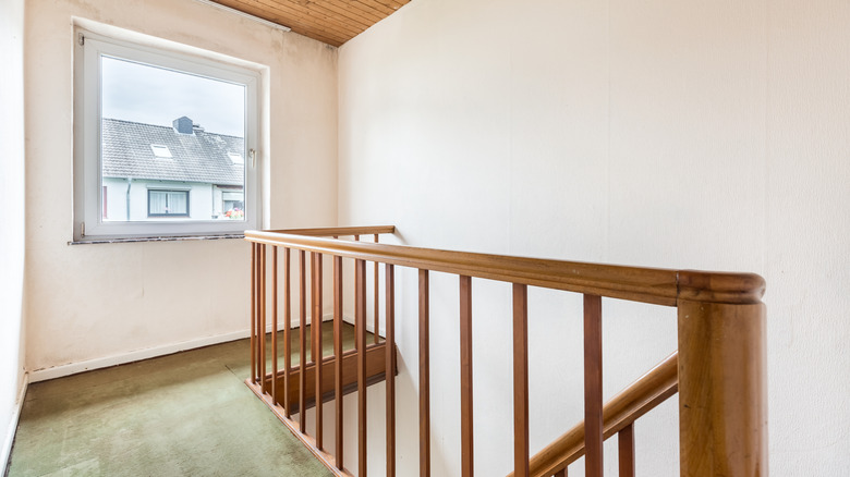 hạ cánh ở tầng trên phía trên cầu thang