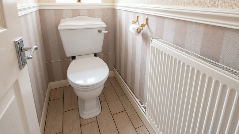 phòng tắm nhỏ với không gian lưu trữ tối thiểu