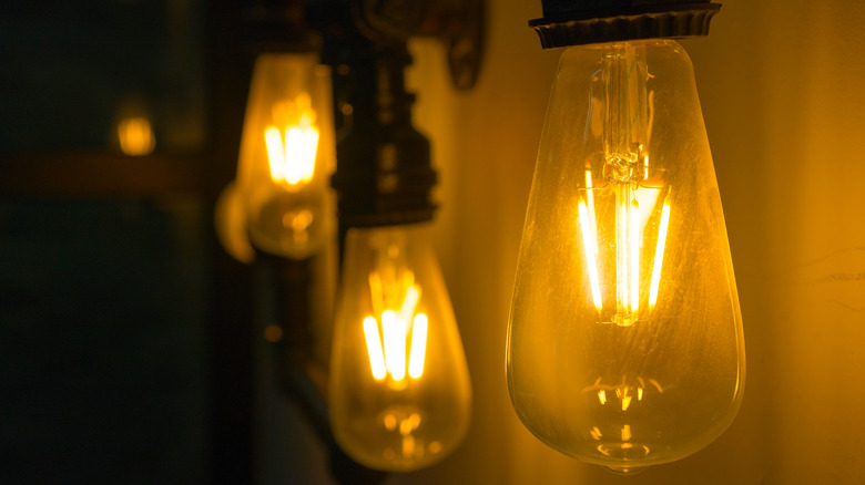 đèn ngoài trời vàng liên tiếp