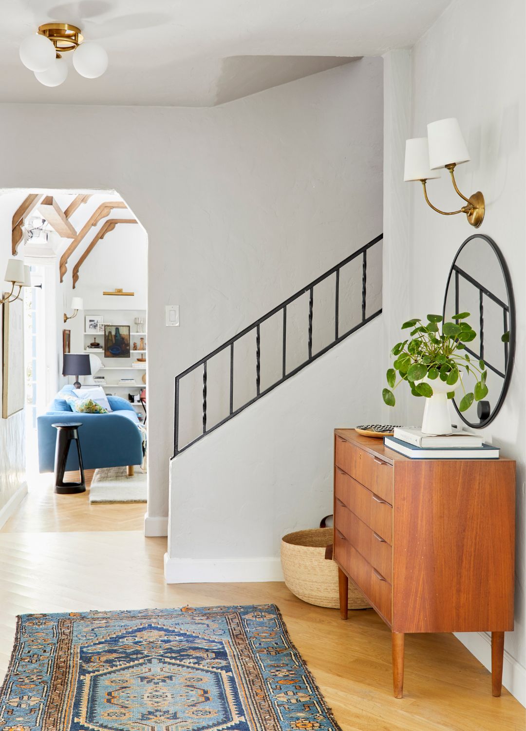 đèn treo tường ở hành lang