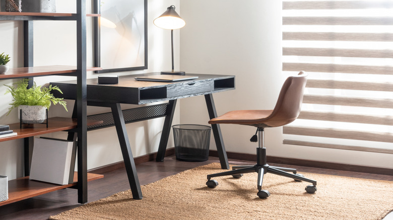 bàn làm việc với cây cảnh, nghệ thuật, ánh sáng, đối diện với bức tường