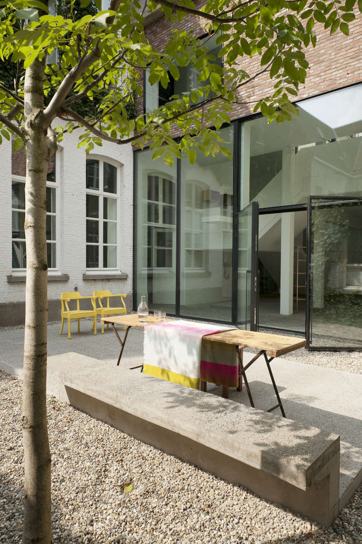 Sỏi đậu trong sân. Bức ảnh do Verne cung cấp, từ Steal This Look: An Artful Gravel Garden ở Antwerp.