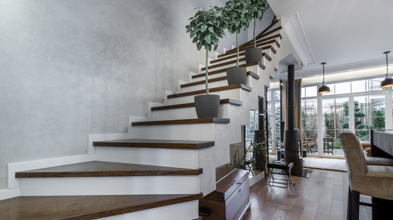 Cầu thang tử thần gần phòng ăn