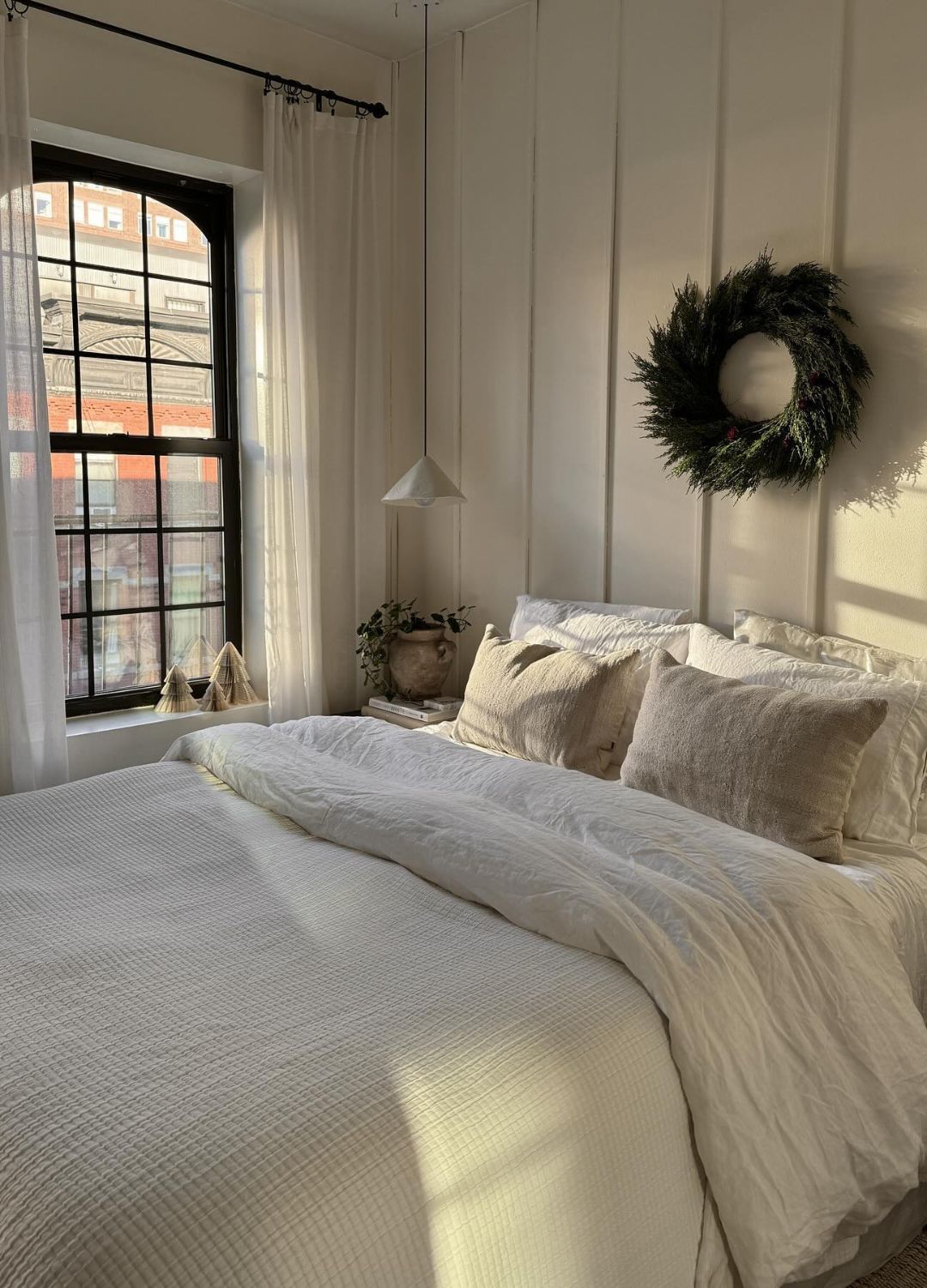 ý tưởng trang trí ngày lễ vòng hoa phòng ngủ