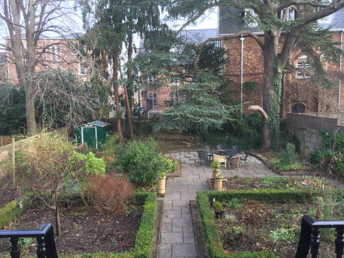 Khoảng sân có diện tích rộng rãi, nhưng cảnh quan bị bỏ quên không gây cảm hứng.