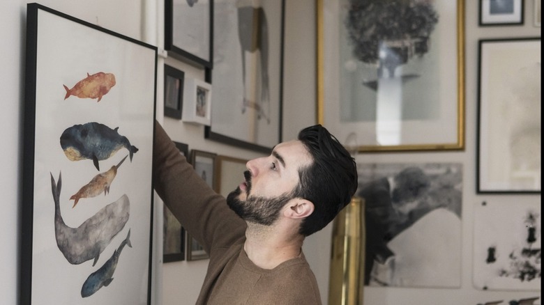 Người đàn ông treo tranh