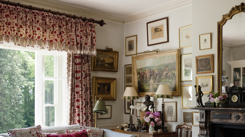 Những tấm màn nặng nề trong phòng khách trông có vẻ cũ kỹ.