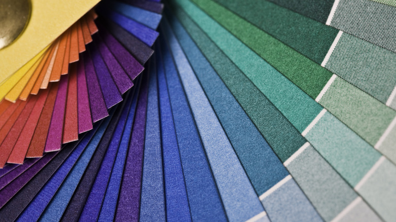 Các mẫu màu bao gồm xanh lá cây, cam, xanh lam và tím