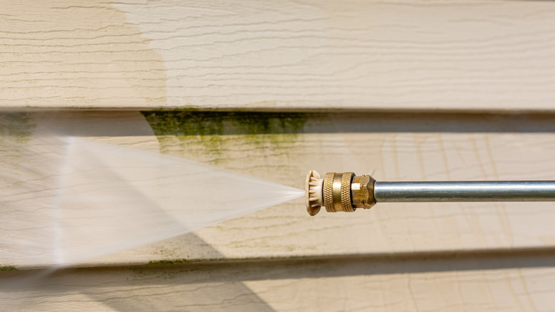 Làm sạch vách vinyl bằng máy rửa áp lực