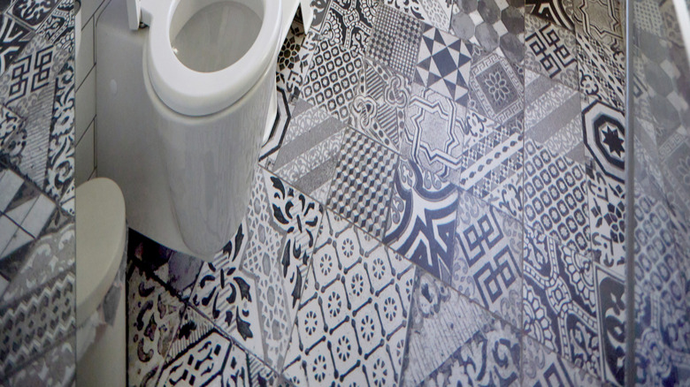 phòng tắm cập nhật với các yếu tố cổ điển và hiện đại