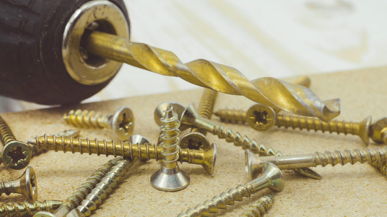 Khoan bằng mũi khoan và ốc vít