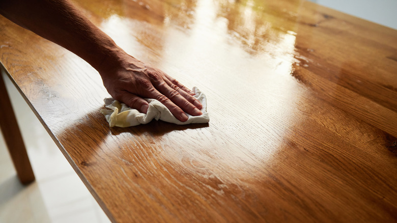 lau trên bề mặt gỗ