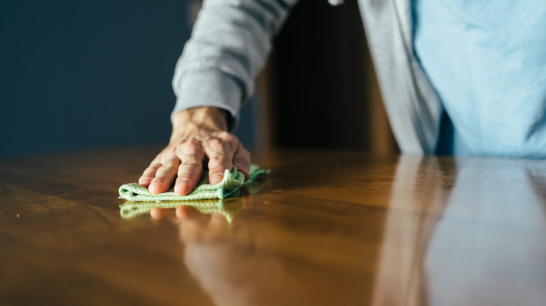 lau trên bề mặt gỗ