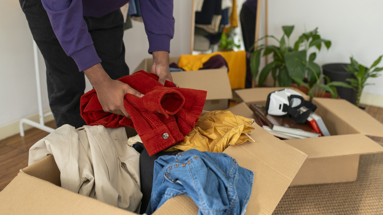 bỏ đồ vào hộp để cho đi