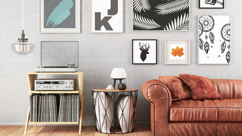 Phòng khách có nghệ thuật trên tường thay vì ảnh