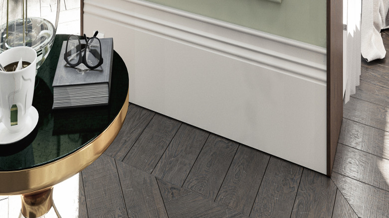 Đóng lên của lớp trang trí tường màu xanh lá cây và tường màu xanh lá cây và một chậu cây