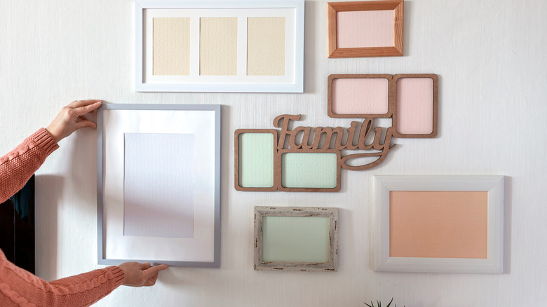 Phòng trưng bày tường với khung