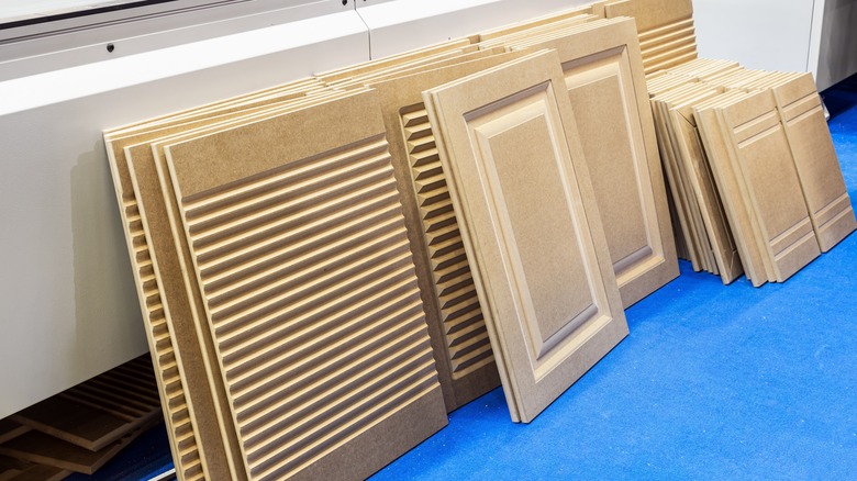 Các bộ phận đồ nội thất MDF nằm trên tường