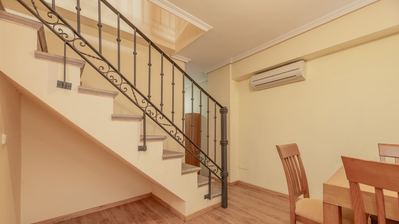 Ảnh cầu thang từ bên có khoảng trống bên dưới