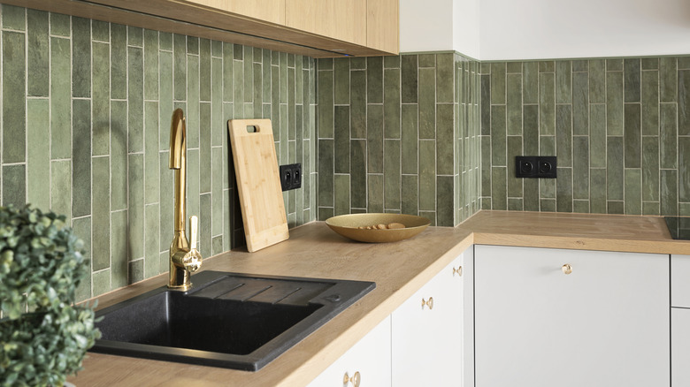 Fancy Green Marble trông có vẻ ngoài và mặt bàn bằng gỗ nhẹ với bồn rửa bằng vàng