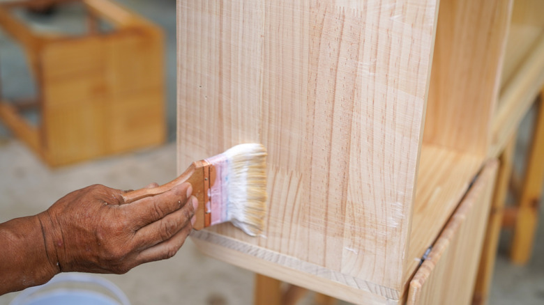 Rửa áo trên gỗ thô