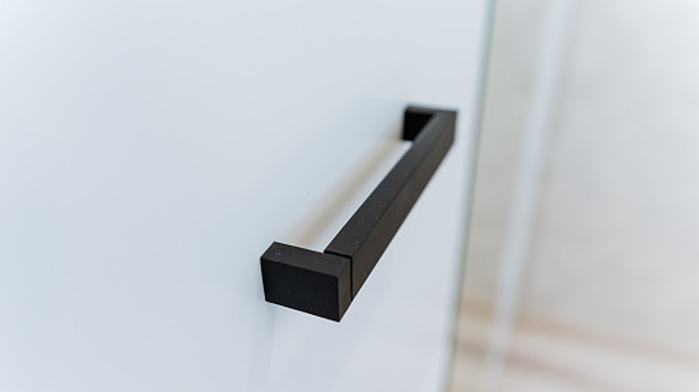 Tay cầm màu đen trên tủ bếp màu trắng