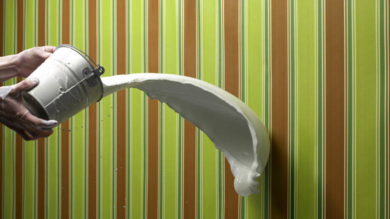 Sơn trắng được ném vào hình nền sọc