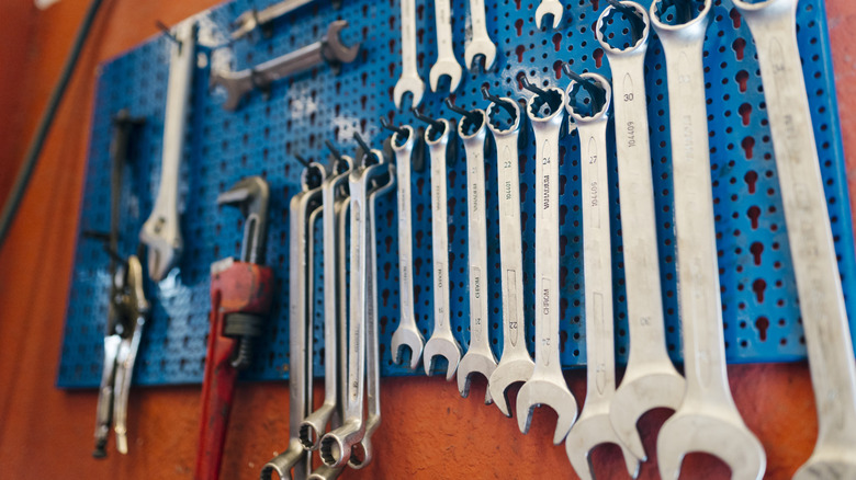 Các công cụ treo trên bảng điều khiển Pegboard kim loại