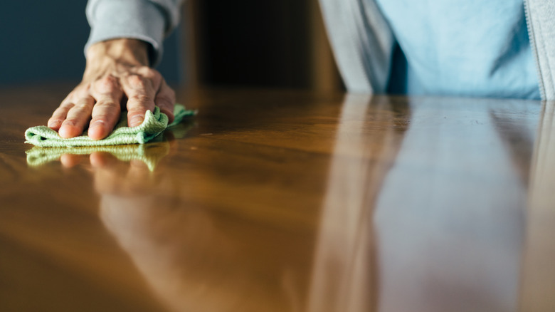 đánh bóng bề mặt gỗ