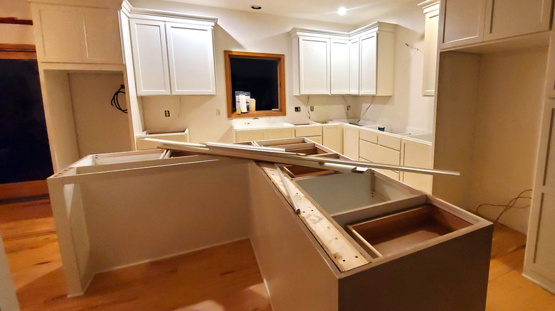 một nhà bếp đang được xây dựng và chờ đợi mặt bàn mới