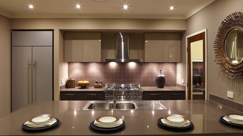 Phối màu tủ bếp màu nâu