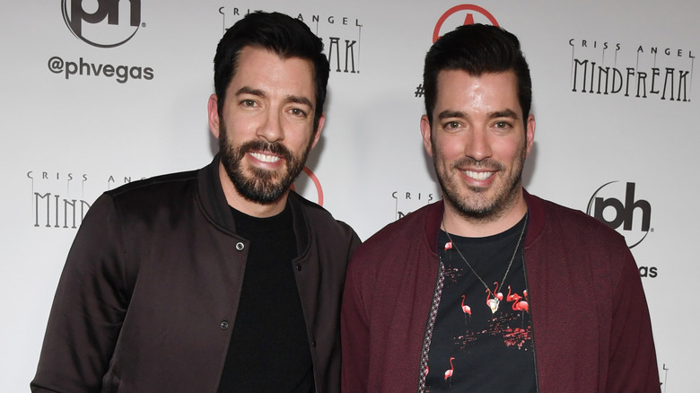 anh em tài sản, Drew và Jonathan Scott, mỉm cười
