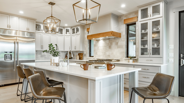 một nhà bếp hiện đại với tủ màu trắng và các điểm nhấn bằng gỗ