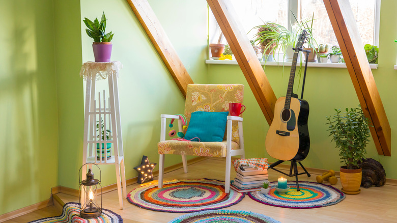 Đọc sách và âm nhạc chiết trung có những bức tường màu xanh lá cây vôi và rất nhiều cây trong nhà, một cây đàn guitar, một ngọn nến và những tấm thảm dệt đầy màu sắc.