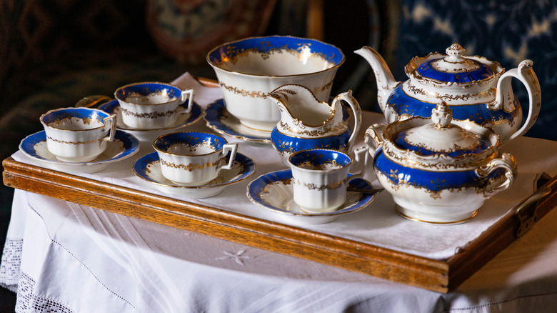 Trà sứ màu xanh và trắng đặt trên xe đẩy