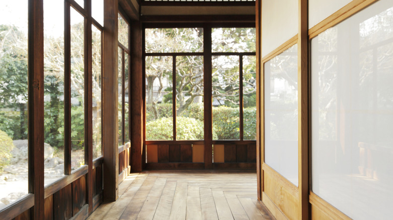 Một không gian Engawa truyền thống của Nhật Bản có chức năng như hành lang và hiên nhà