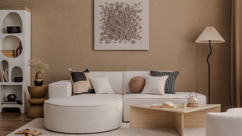 Phòng khách chiết trung với sự pha trộn của đồ đạc tròn và thẳng