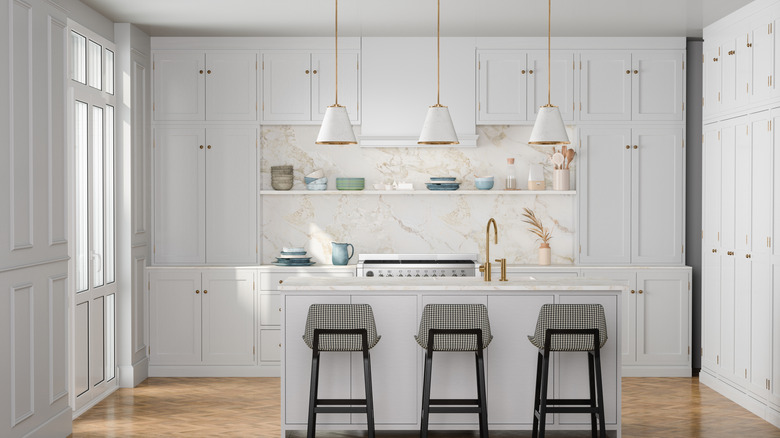 Nhà bếp màu trắng hiện đại với tủ chiều cao trần