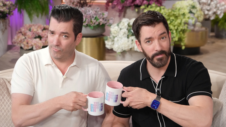 Jonathan và Drew Scott Clinking Coffee cốc