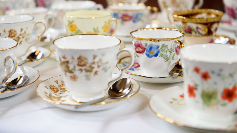 một bộ sưu tập các tách trà trống trên bàn