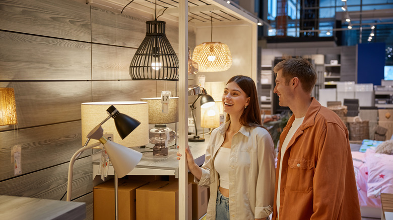 người đàn ông và phụ nữ mua sắm ánh sáng tại cửa hàng