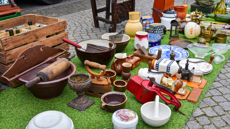 Bán sân với hàng cổ lan rộng trên một sân cỏ xanh trên đường Cobblestone